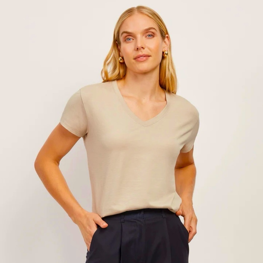 NWT LIZ CLAIBORNE COLLECTION Silk V Neck Short Sleeve Top, tan